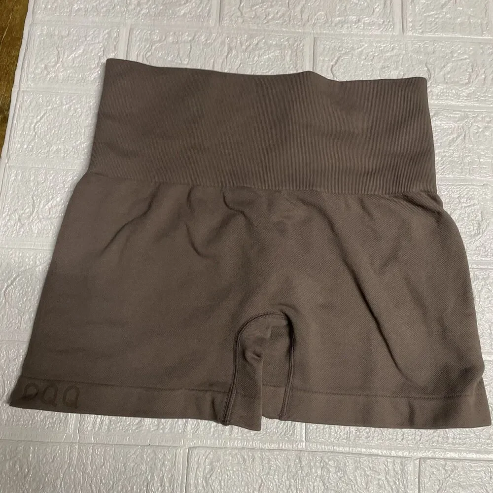 OQQ Women's High-Waisted Seamless Yoga Biker Shorts – Dark Brown / Taupe